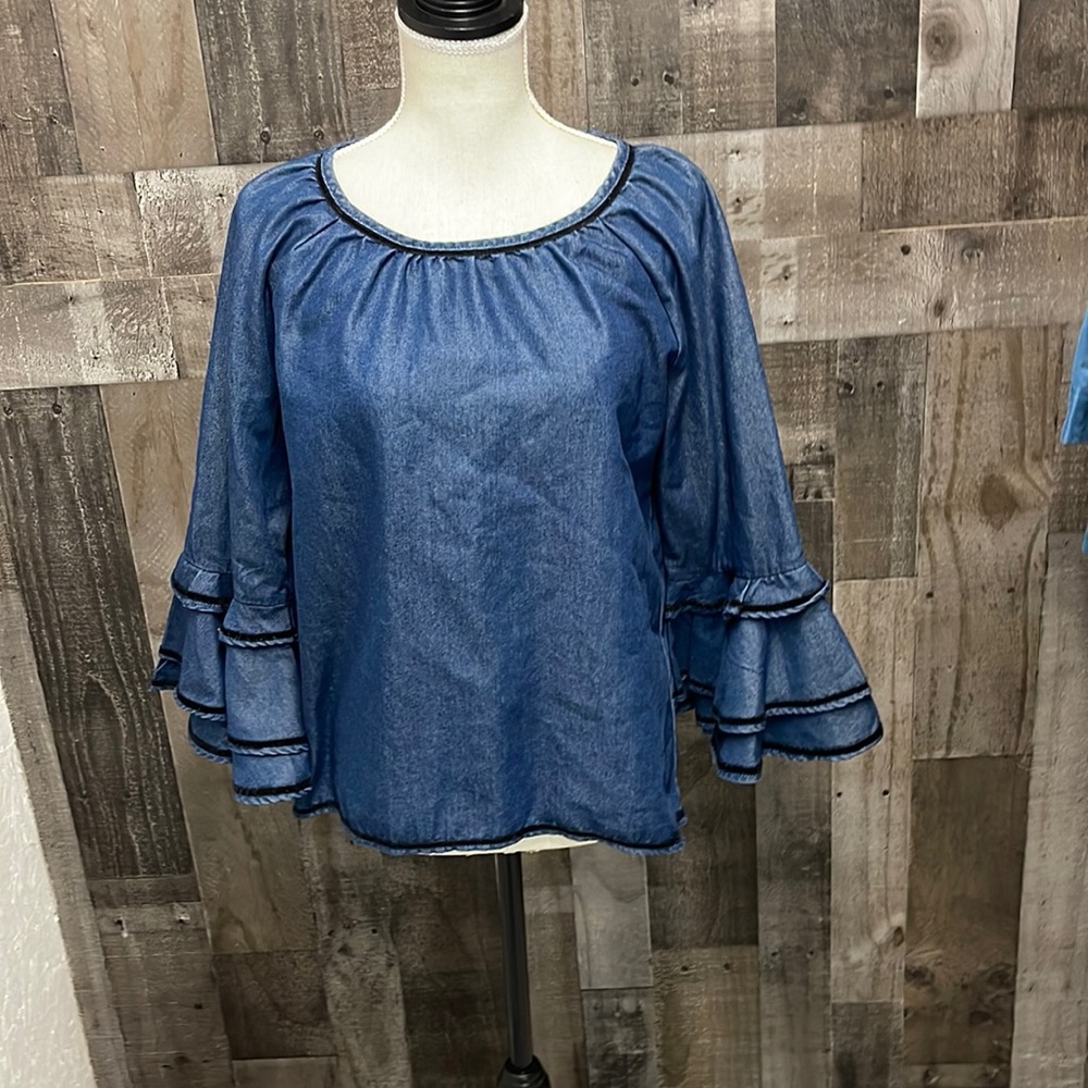 Hannah long sleeve Bell sleeve blouse size medium EUC